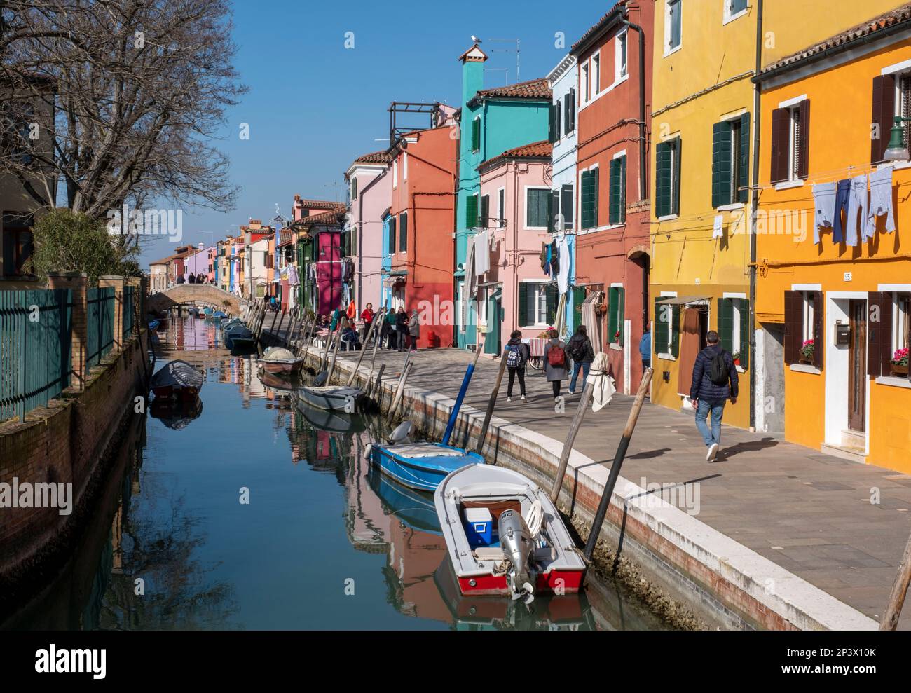 Maisons colorées peintes sur l'île de Burano, lagune de Venise ville métropolitaine de Venise, Italie. Banque D'Images