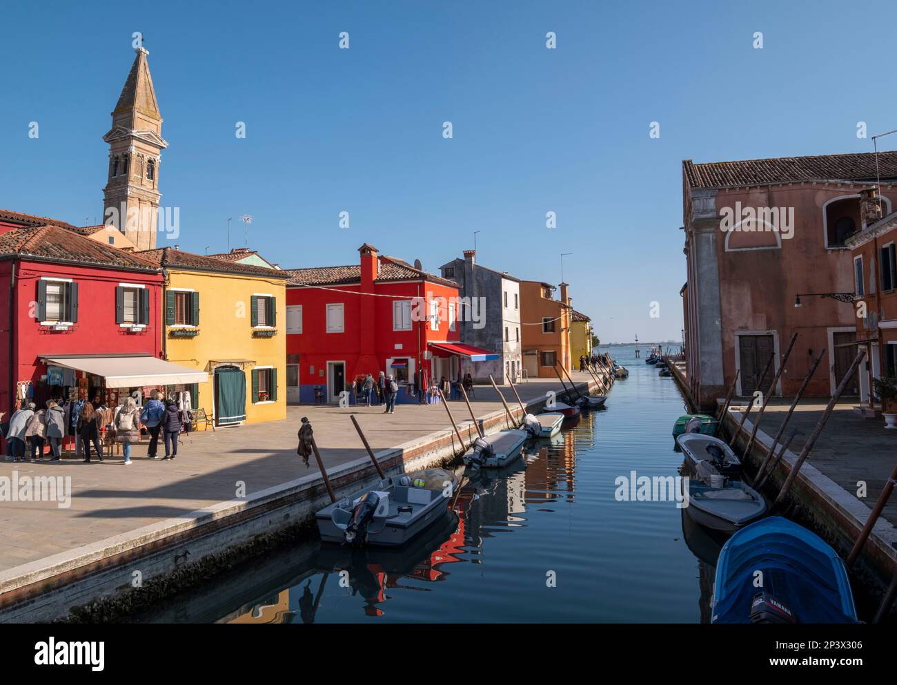 Maisons colorées peintes sur l'île de Burano, lagune de Venise ville métropolitaine de Venise, Italie. Banque D'Images