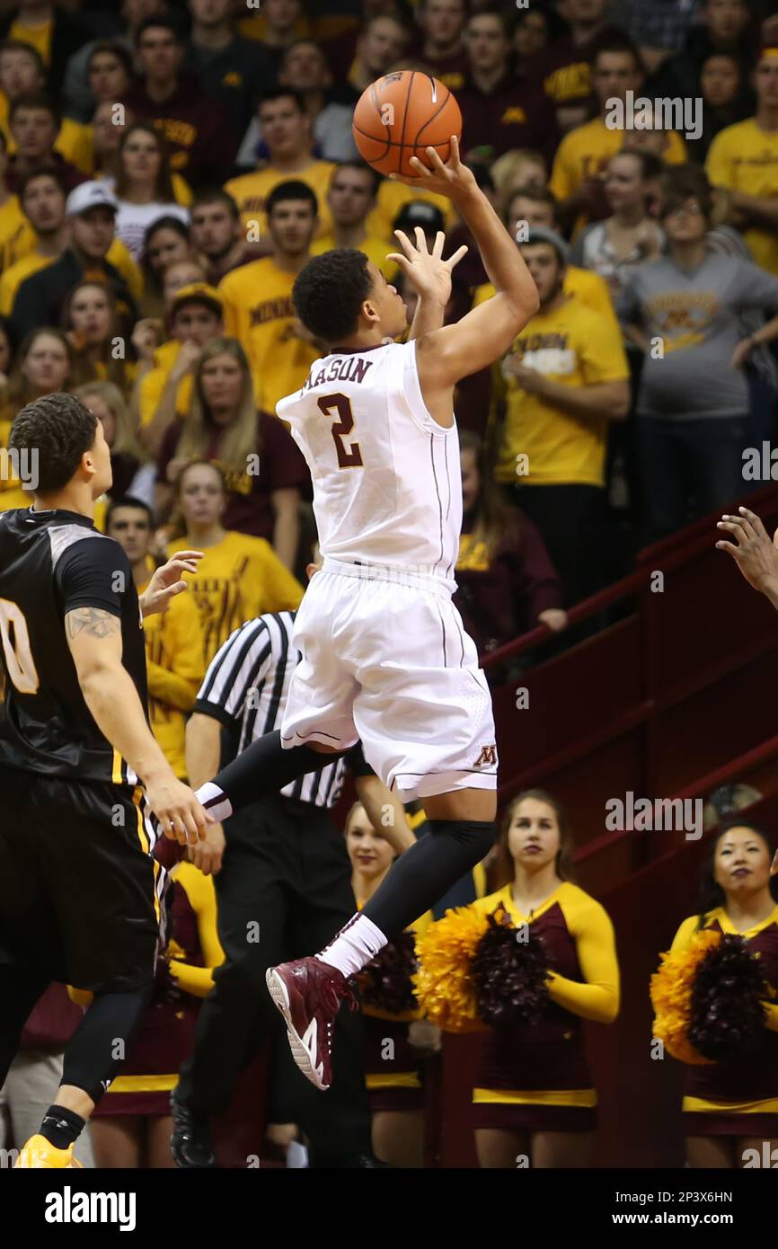 November 18, 2014 Gophers guard Nate Mason (2) goes in for a lay up during the first half at the Minnesota Gophers game versus UMBC Retrievers at Williams Arena in Minneapolis MN. (Icon Sportswire via AP Images) Banque D'Images