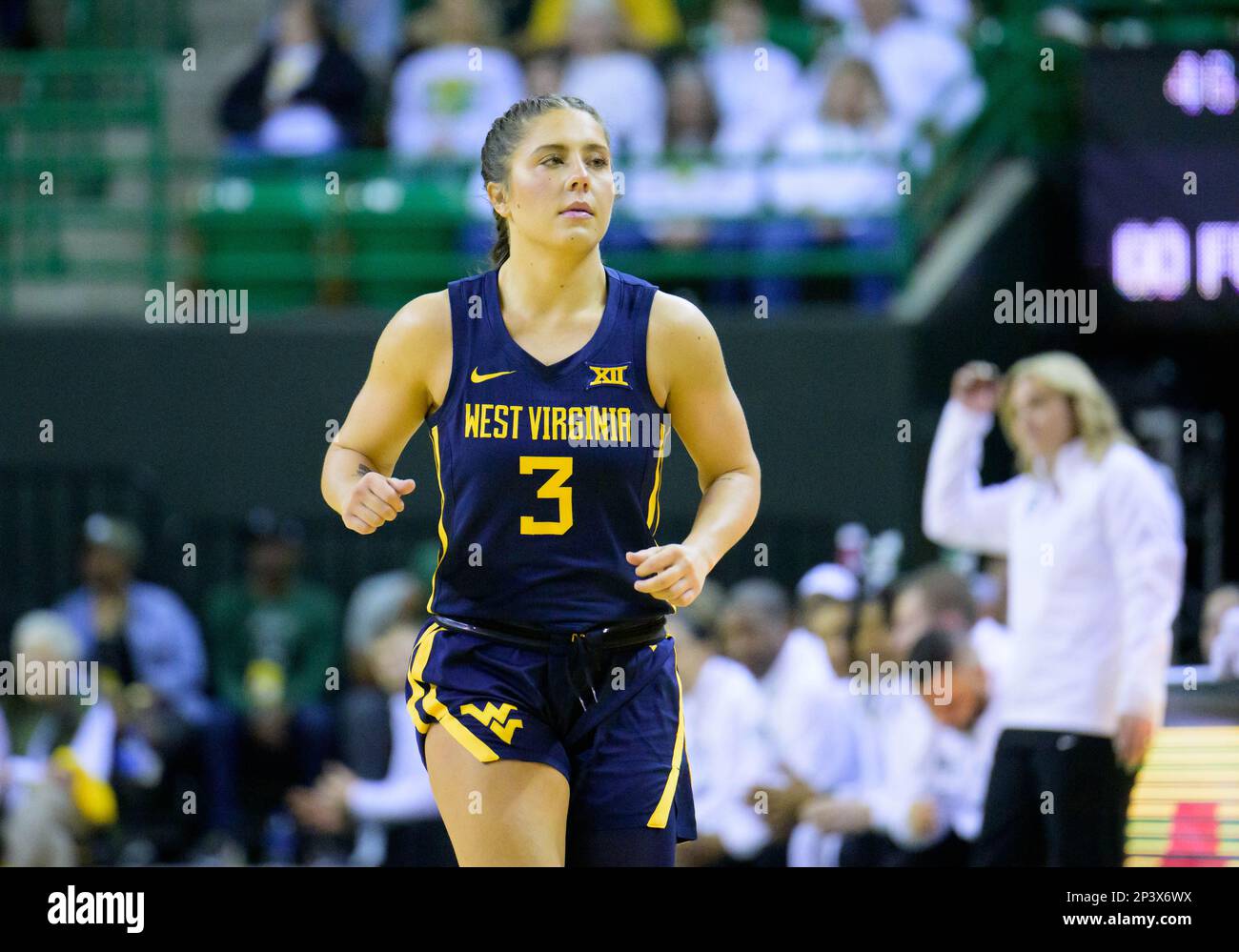 Ferrell Centre Waco, Texas, États-Unis. 4th mars 2023. Les alpinistes de Virginie occidentale gardent Sarah Bates (3) pendant la moitié 2nd du basketball NCAA entre les alpinistes de Virginie occidentale et les ours Baylor Lady au Ferrell Centre Waco, Texas. Matthew Lynch/CSM/Alamy Live News Banque D'Images