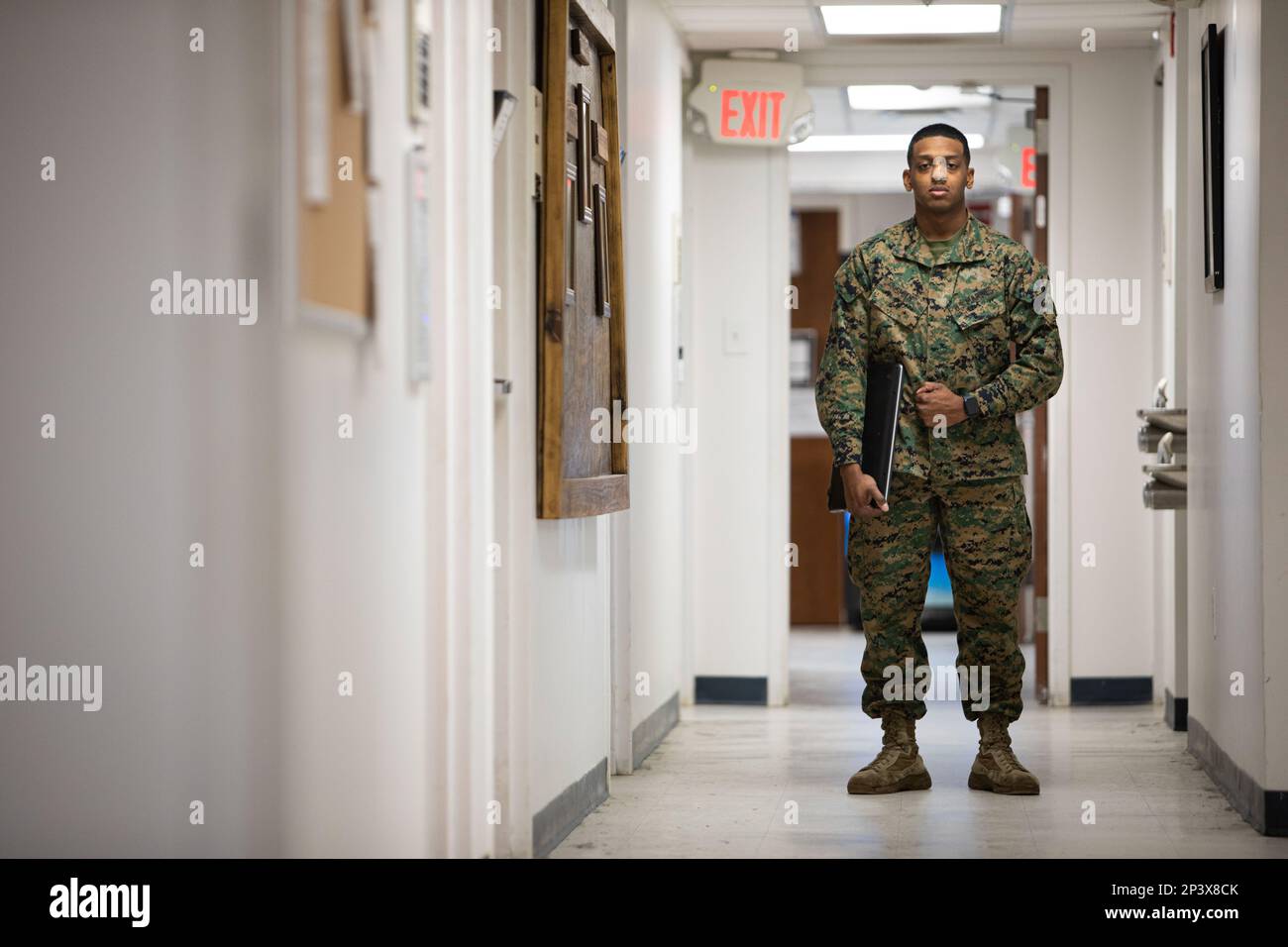 Le caporal JU’Ron Smith Jr. Pose un portrait au poste de commandement de l’unité expéditionnaire maritime de 24th, le 2 février 2023. Smith est un administrateur de données affecté au MEU 24th et est originaire de Savannah, Géorgie. Banque D'Images