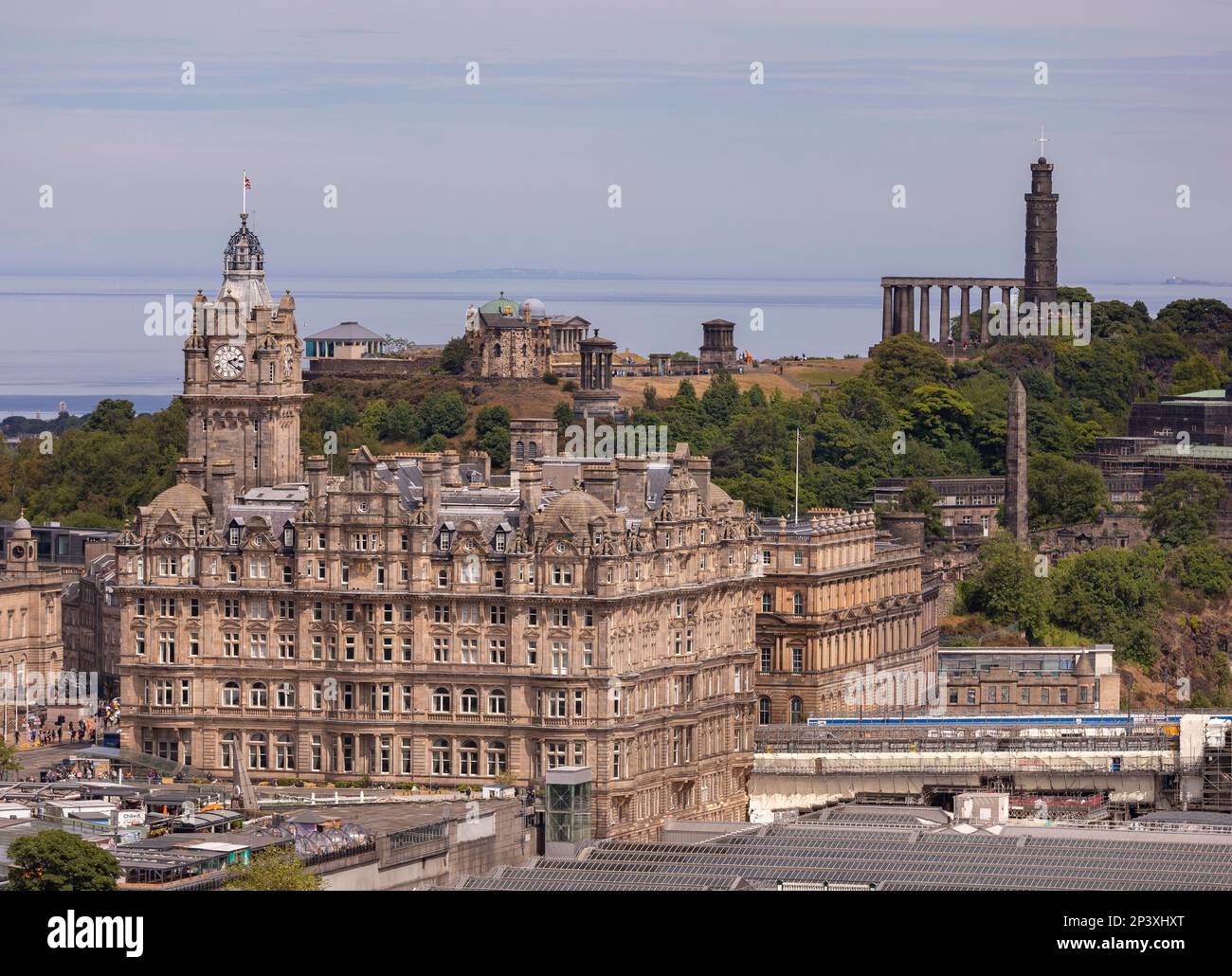 EDIMBOURG, ECOSSE, EUROPE - Balmoral Hotel, centre, et Nelson Monument, en haut à droite. Banque D'Images