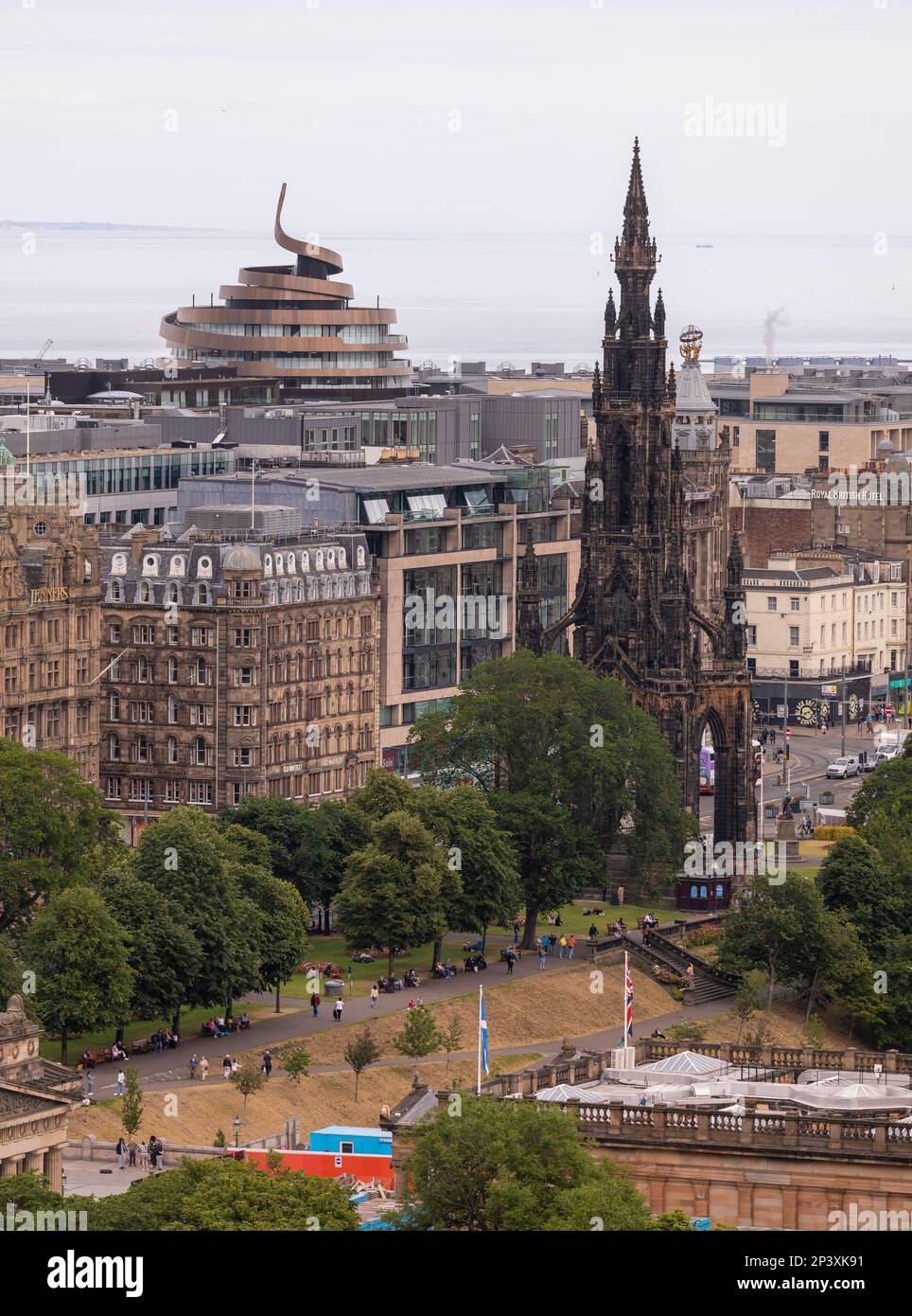 ÉDIMBOURG, ÉCOSSE, EUROPE - Scott Monument, à droite, et paysage urbain. Banque D'Images