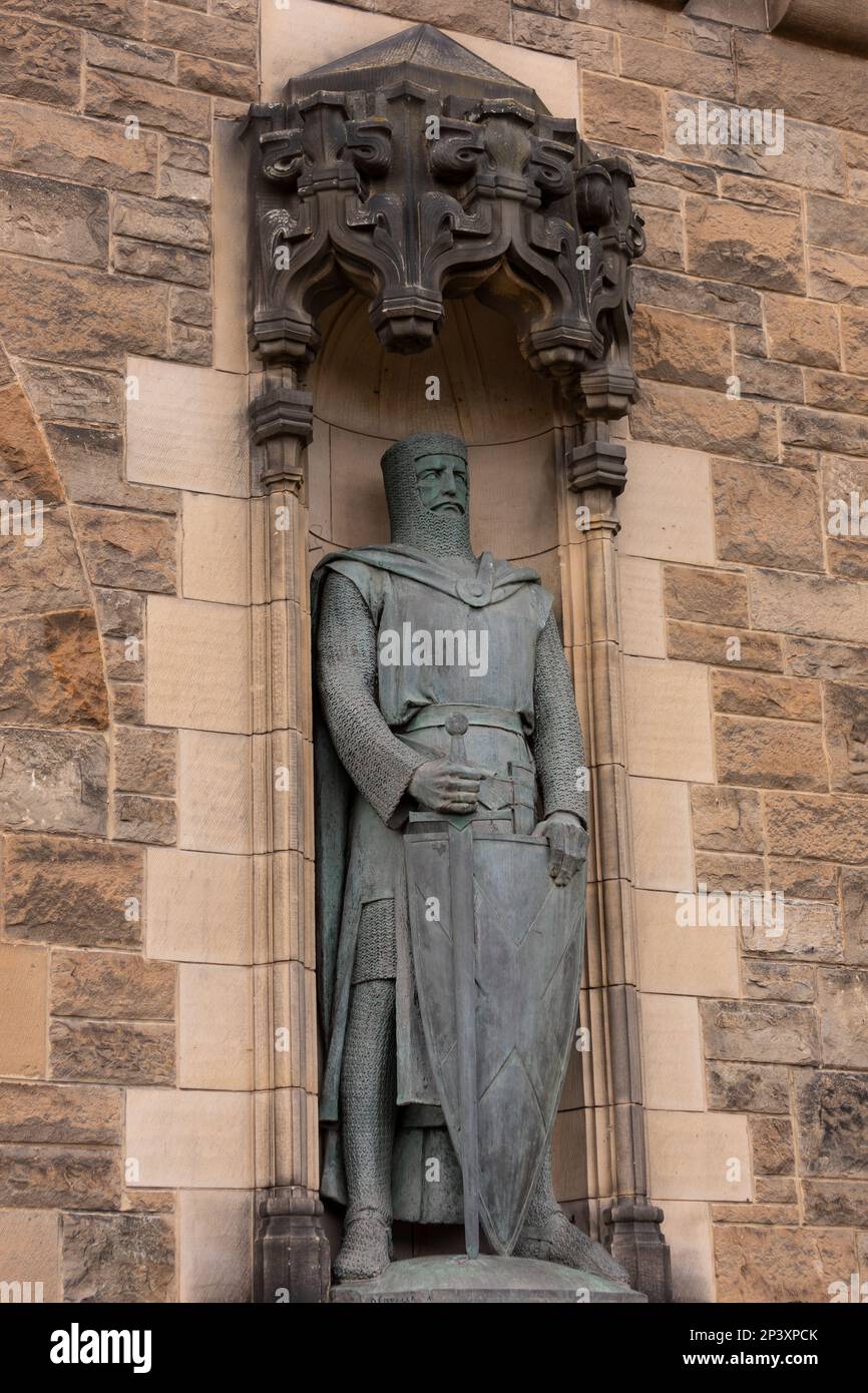 ÉDIMBOURG, ÉCOSSE, EUROPE - Statue de William Wallace, à l'entrée du château d'Édimbourg. Banque D'Images