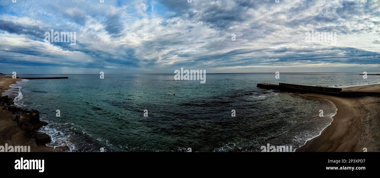 Panorama de la côte de mer, avec piers de pierre, nuages Banque D'Images