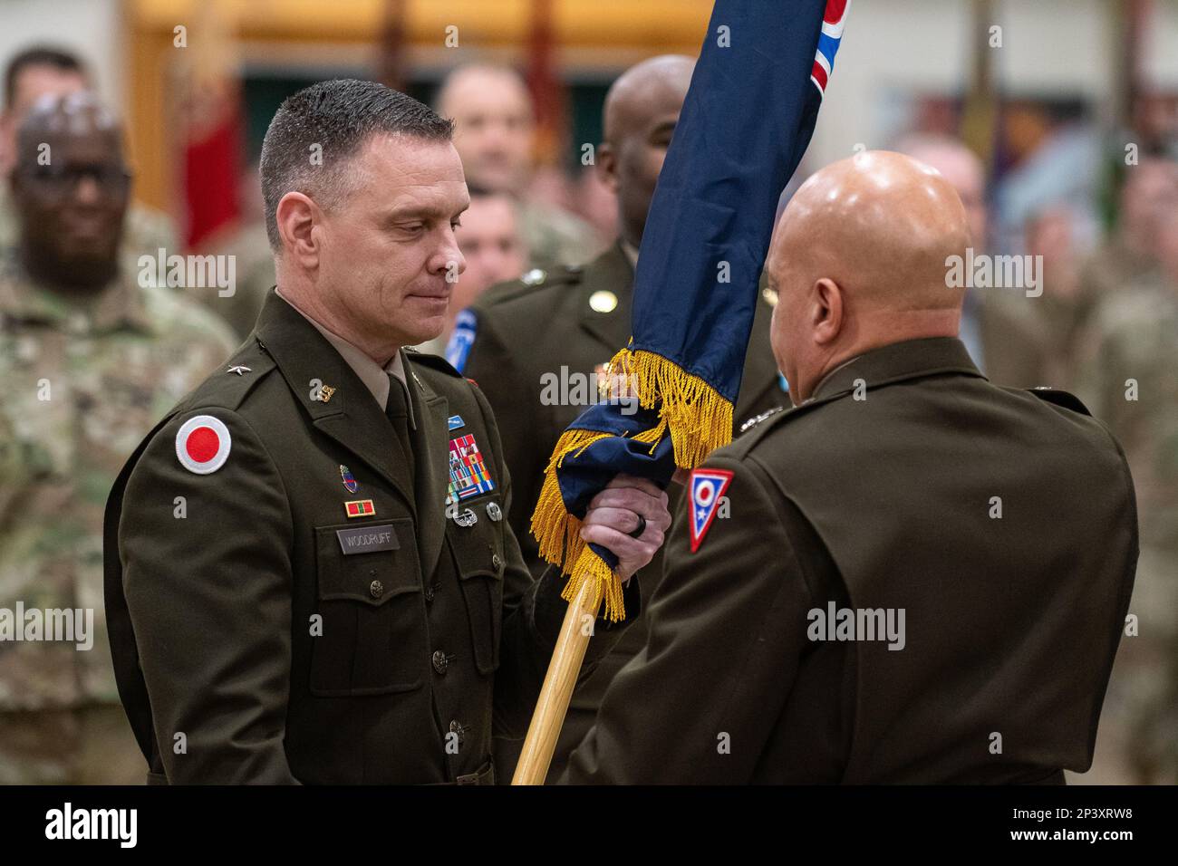 Brig. Le général Matthew S. Woodruff, à gauche, reçoit le drapeau distinctif de l'élément de la Garde nationale de l'Armée, quartier général de la Force interarmées-Ohio, du major-général John C. Harris Jr., adjudant général de l'Ohio, pendant la cérémonie d'adjudant général adjoint pour le changement de commandement de l'Armée de terre au major-général Robert S. Beightler Armory à Columbus, Ohio, 19 janvier 2023. Au cours de la cérémonie, Woodruff prend le commandement de la Garde nationale de l'Armée de l'Ohio, qui compte 11 000 membres, du brigadier général Thomas E. Moore II, qui prend sa retraite après 33 ans de service militaire. (É.-U. Armée Garde nationale Sgt. 1st classe Joshua Mann, Ohio Garde nationale histori Banque D'Images