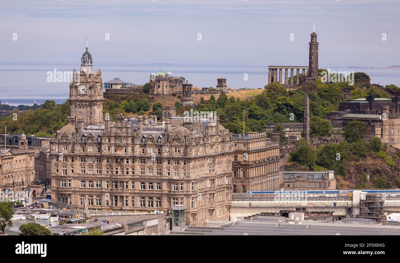 EDIMBOURG, ECOSSE, EUROPE - Balmoral Hotel, centre, et Nelson Monument, en haut à droite. Banque D'Images