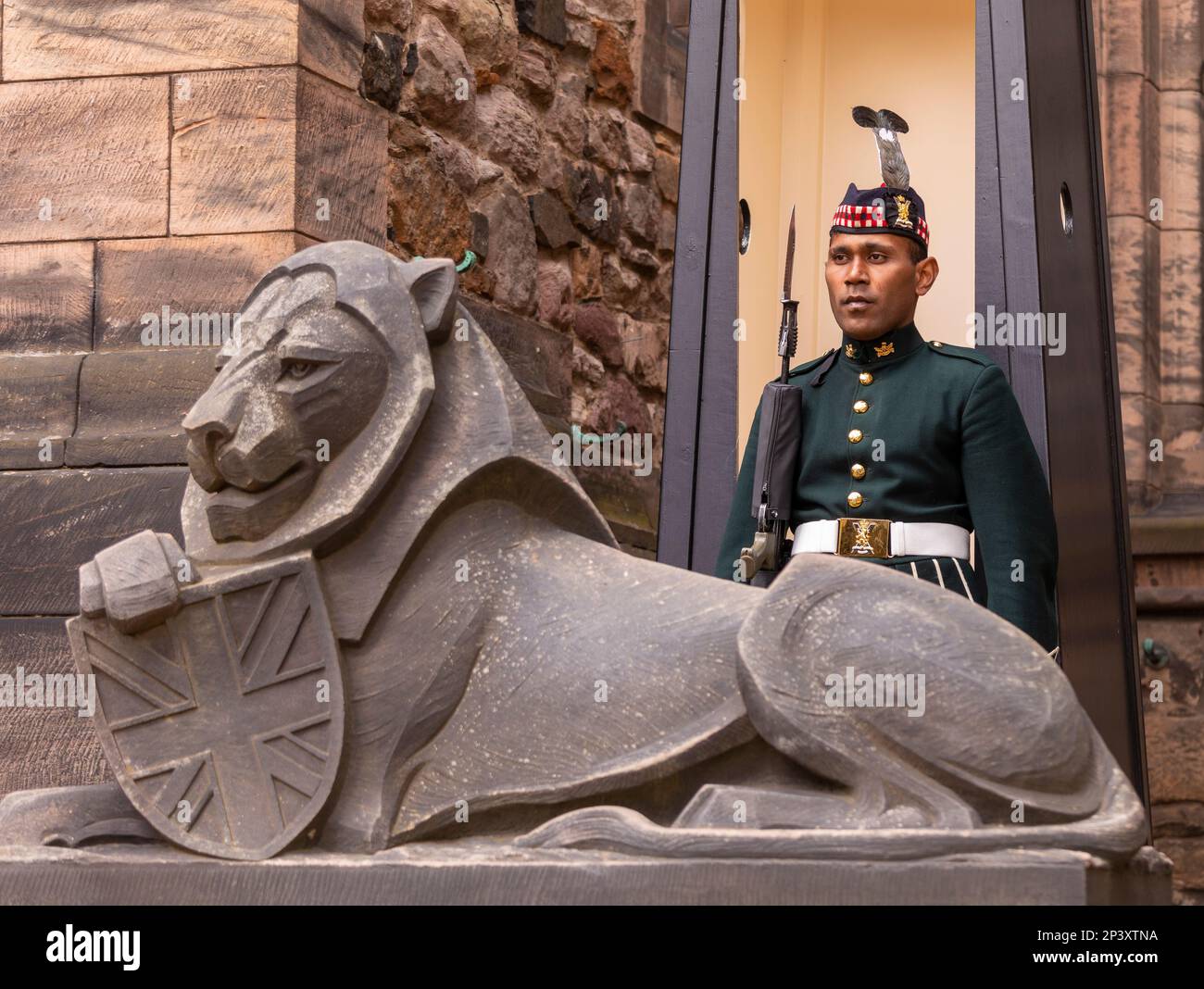ÉDIMBOURG, ÉCOSSE, EUROPE - Garde du château d'Édimbourg, au Scottish National War Memorial. Banque D'Images