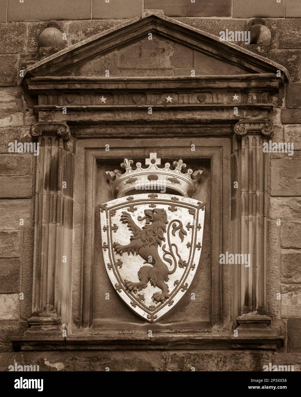 ÉDIMBOURG, ÉCOSSE, EUROPE - armoiries royales à la porte Portcullis du château d'Édimbourg. Inclut le Lion rampant et la couronne royale d'Écosse. Banque D'Images
