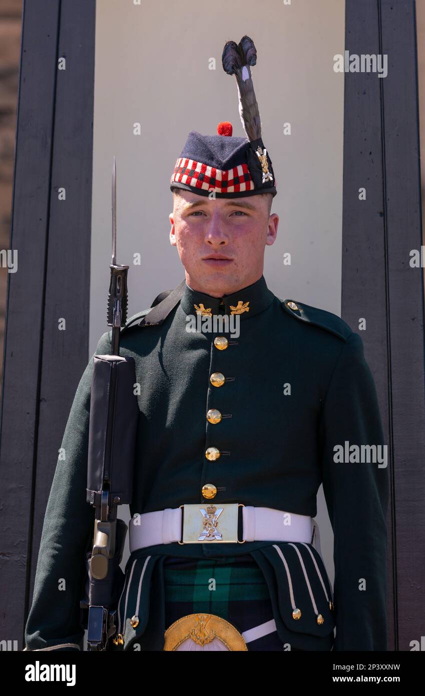 ÉDIMBOURG, ÉCOSSE, EUROPE - Garde du château d'Édimbourg, au Scottish National War Memorial. Banque D'Images