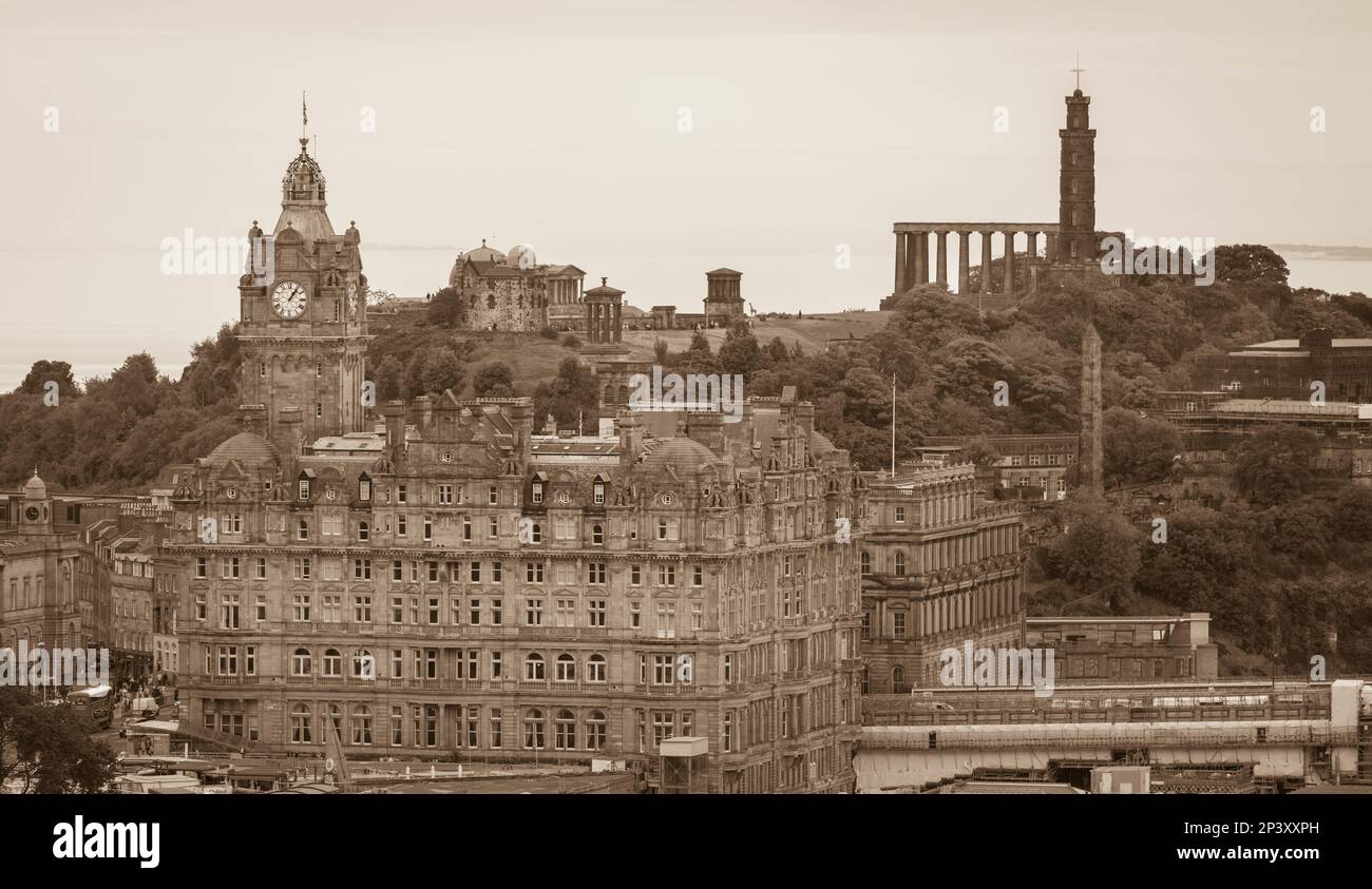 EDIMBOURG, ECOSSE, EUROPE - Balmoral Hotel, centre, et Nelson Monument, en haut à droite. Banque D'Images