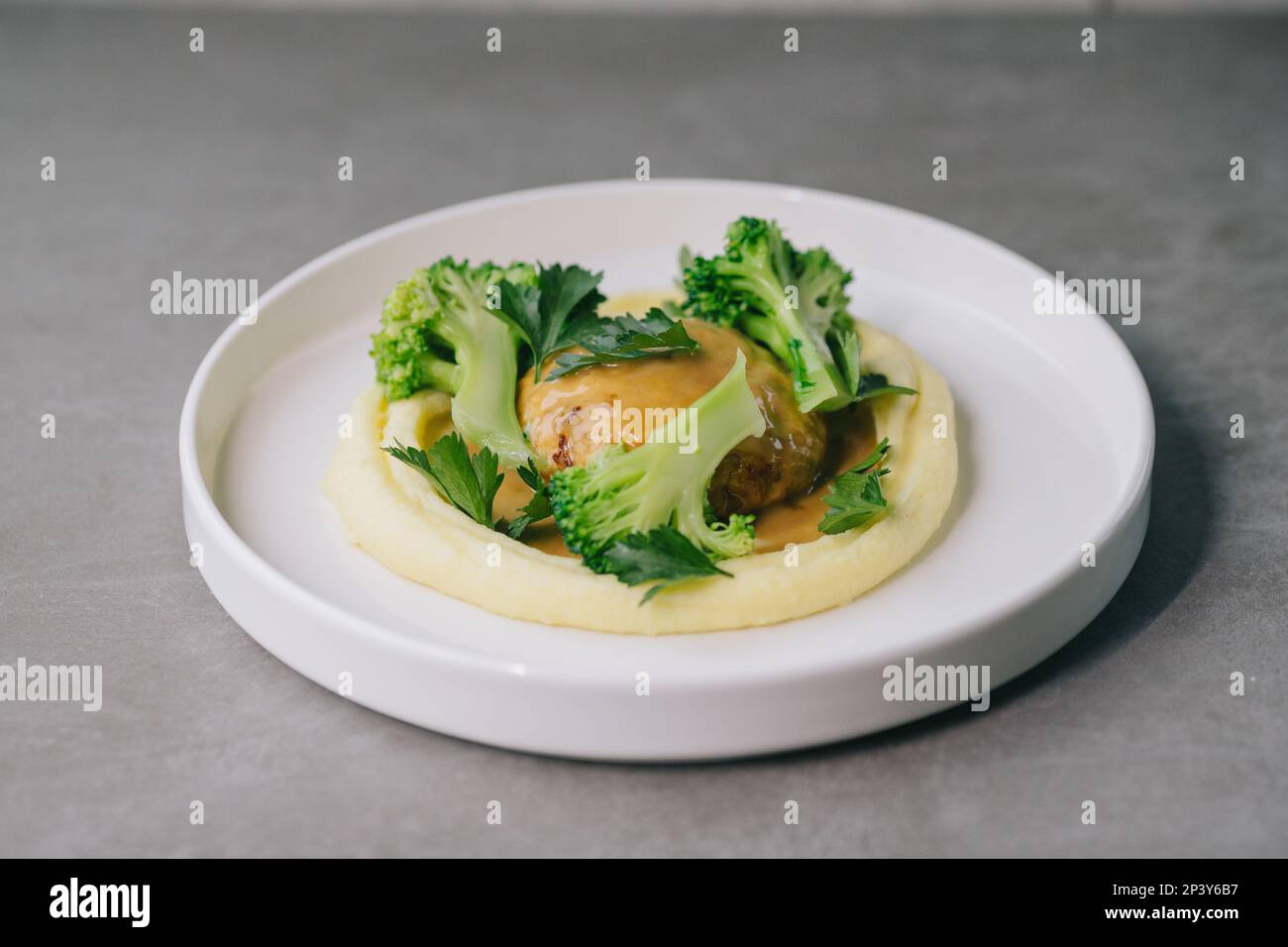 Repas sur une élégante assiette blanche, déjeuner ou dîner. Cuisine délicieuse dans un restaurant en gros plan. Banque D'Images