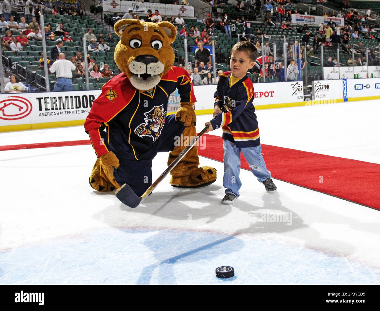 Stanley, the mascot of the Florida Panthers entertains young fans before play against the Buffalo Sabres October 26, 2007 at the BankAtlantic Center in Sunrise, Florida. The Sabres won 4 - 2. (AP Photo / Al Messerschmidt) Banque D'Images