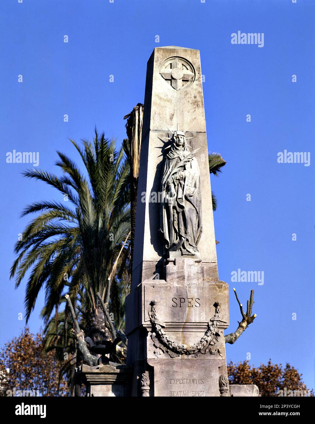 'pes', sculpture à la porte principale du cimetière dans l'est de Barcelone, 20th siècle. Banque D'Images