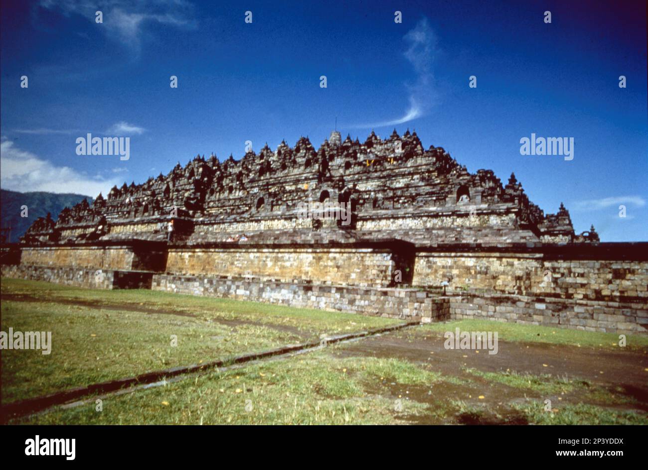 Stupa bouddhiste avec une silhouette en forme de pyramide liée à la tradition, construite dans la tradition de Mahayan entre les années 750-850. Banque D'Images