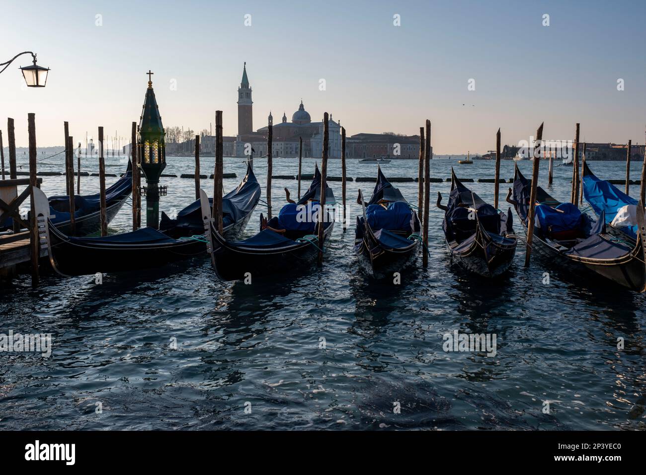 Les gondoles se sont attachées à San Marco avec l'île de San Giorgio Maggiore derrière. Banque D'Images