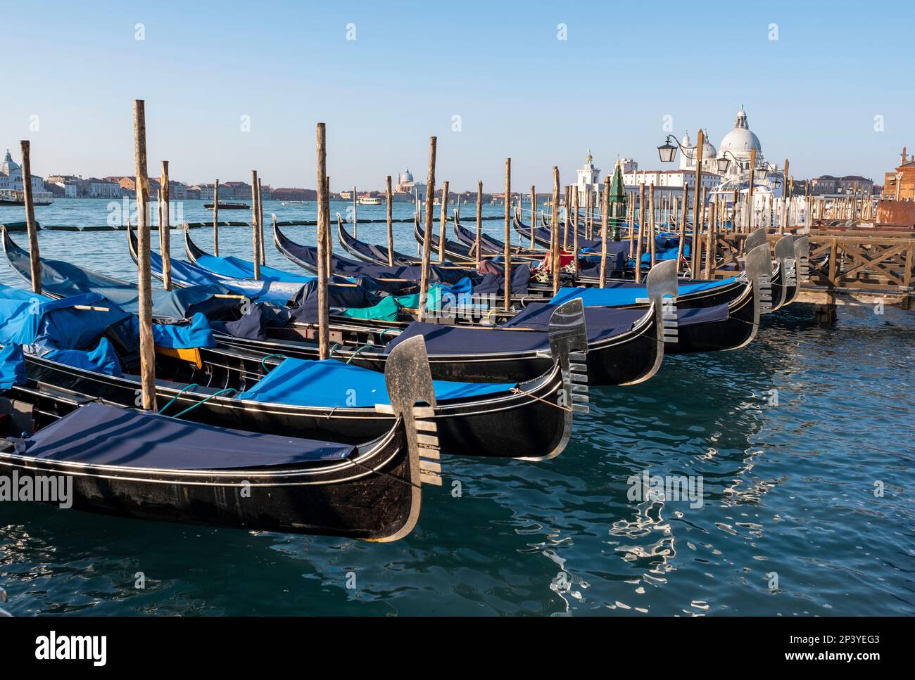 Les gondoles se sont attachées à San Marco avec l'île de San Giorgio Maggiore derrière. Banque D'Images