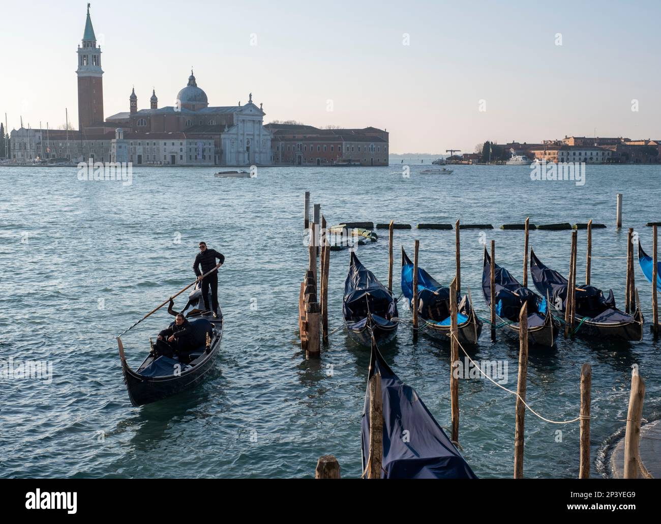 Les gondoles se sont attachées à San Marco avec l'île de San Giorgio Maggiore derrière. Banque D'Images