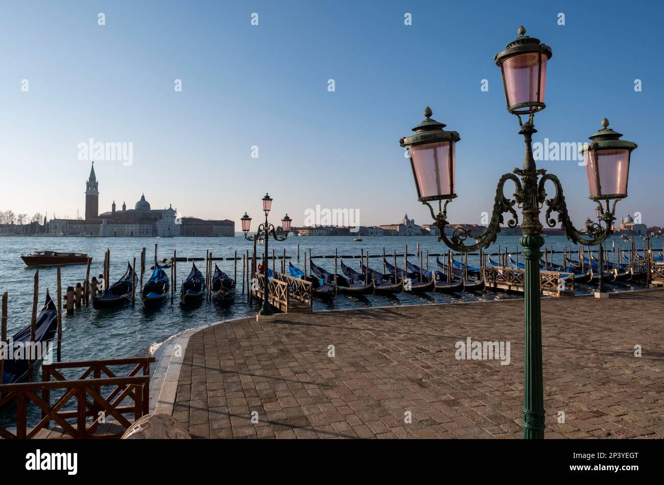 Les gondoles se sont attachées à San Marco avec l'île de San Giorgio Maggiore derrière. Banque D'Images