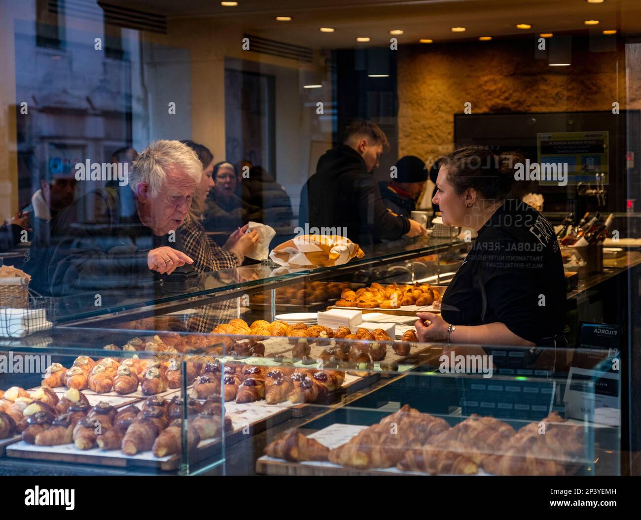 Un homme de haut niveau montre une pâtisserie dans une pâtisserie, Venise, Italie Banque D'Images