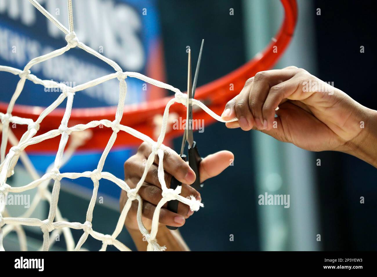 CHARLOTTE, NC - MARCH 05: A player from the North Carolina-Asheville Bulldogs cuts the net after winning the Big South Championship against the Campbell Fighting Camels on March 5, 2023 at Bojangles Coliseum in Charlotte, NC. (Photo by David Jensen/Icon Sportswire) (Icon Sportswire via AP Images) Banque D'Images
