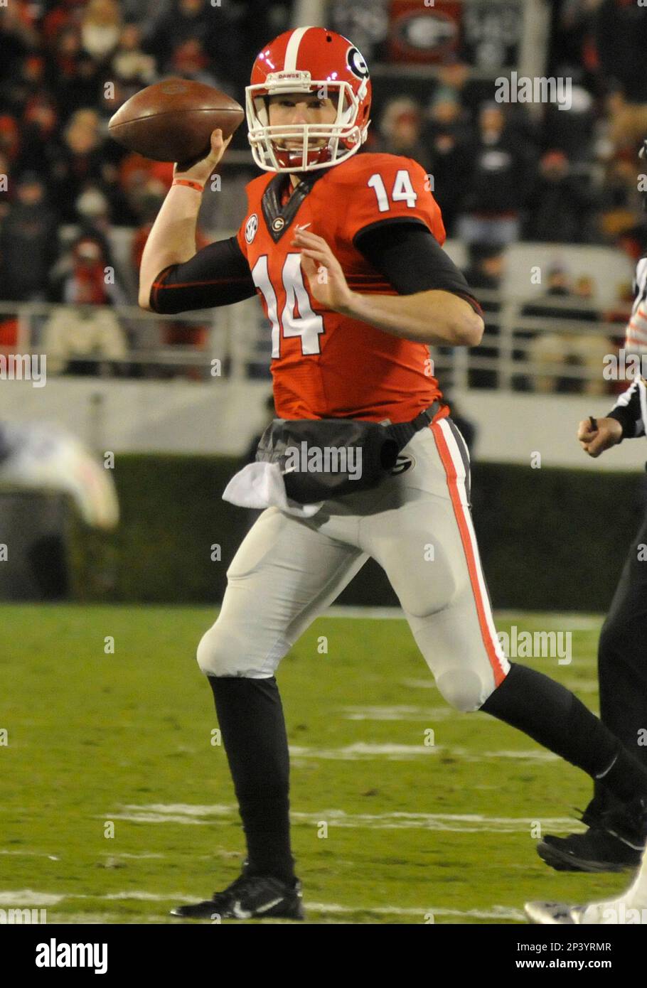 November 15, 2014: Hutson Mason (14) Georgia Bulldogs quarterback preparing to throw during the game between the Auburn Tigers and the Georgia Bulldogs. The Georgia Bulldogs (34) defeated the Auburn Tigers (7) at Sanford Stadium in Athens, Ga. (Icon Sportswire via AP Images) Banque D'Images