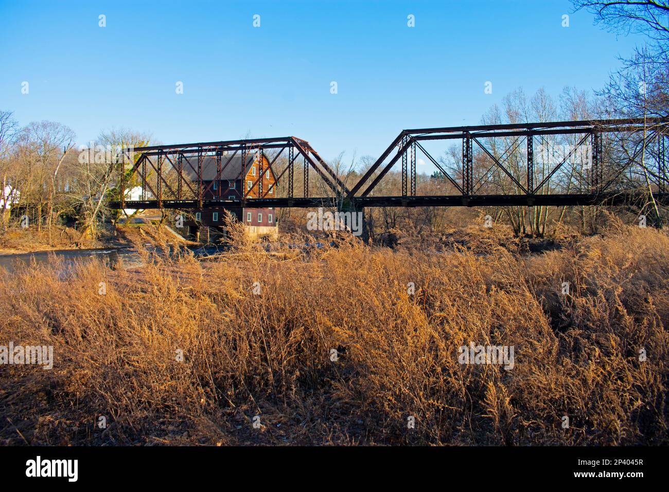 milmhouse historique derrière le pont de chemin de fer historique abandonné enjambant la rivière Raritan à la gare de Neshanic à Branchburg, New Jersey, États-Unis -05 Banque D'Images