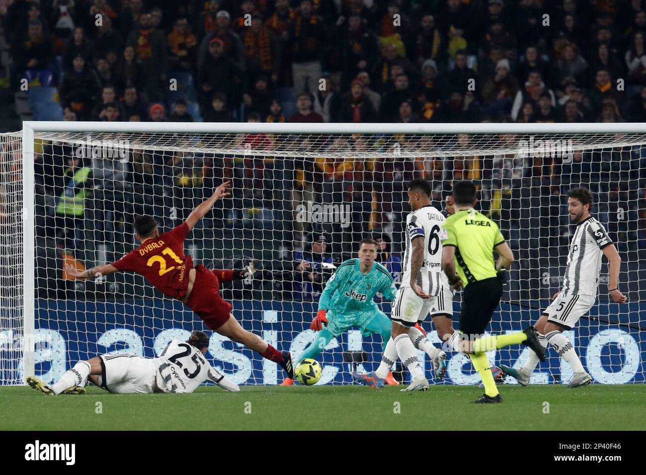 Rome, Italie. 05th mars 2023. Paulo Dybala, deuxième à partir de la gauche, d'AS Roma, lance le ballon lors de la série Un match de football entre Roma et Juventus au stade olympique de Rome, Rome, Italie, 05 mars 2023. Crédit: Riccardo de Luca - mise à jour des images/Alamy Live News Banque D'Images