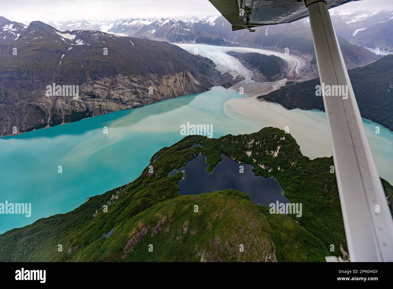 Vol au départ de Haines au-dessus de la plage des conditions météorologiques équitables dans le parc national de Glacier Bay, dans le sud-est de l'Alaska, aux États-Unis. Banque D'Images