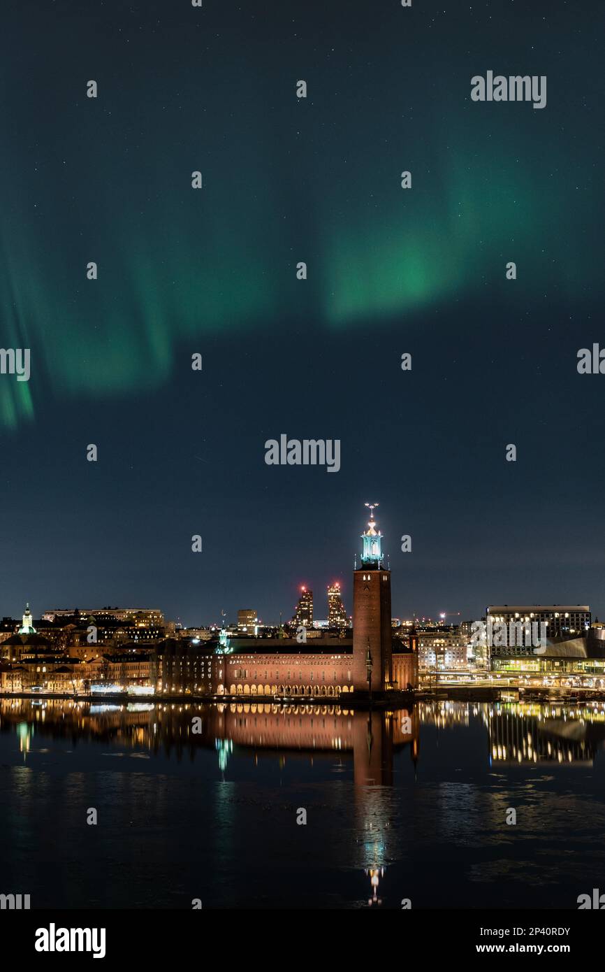 Aurora borealis exceptionnel au-dessus de la ville de Stockholm, en Suède Banque D'Images