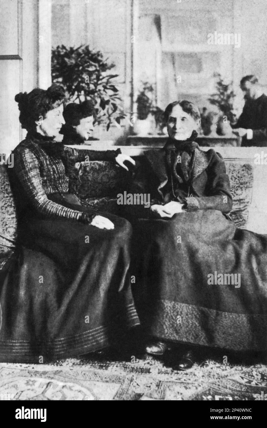 1899 , FRANCE : Maria Gerhard Mallarmé et Geneviève Mallarmé , femme et fille du poète français Stéphane Mallarmé ( 1842 - 1898 ). - Mallarme - Mallarme - Marie - POETA - POÉSIE - LETTERATO - LETTERATURA - POÉSIE - SIMBOLISMO - SIMBOLISTA - Moglie - vedova - figlia - divano - canapé - chignon --- Archivio GBB Banque D'Images