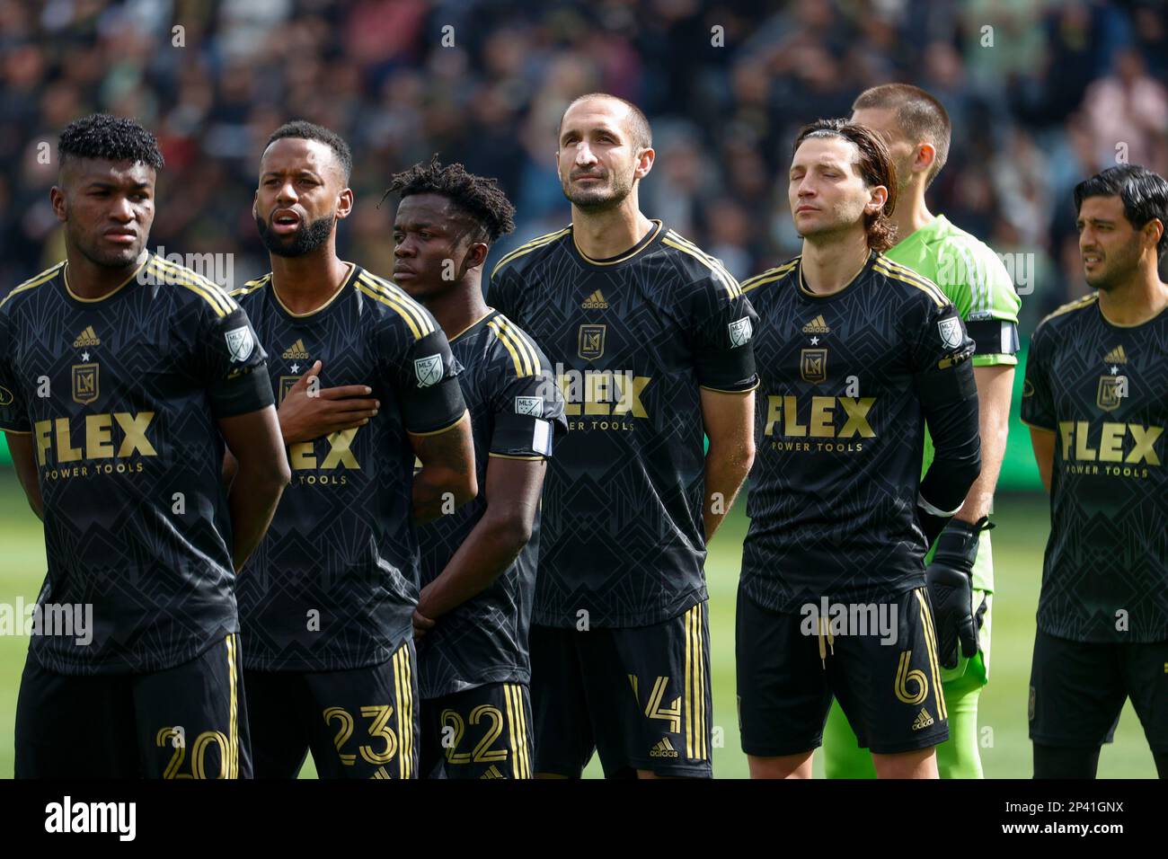 Los Angeles, États-Unis. 04th mars 2023. Les joueurs du FC de Los Angeles se tiennent pour l'hymne national avant un match de football MLS contre les Timbers de Portland à Los Angeles. Crédit : SOPA Images Limited/Alamy Live News Banque D'Images