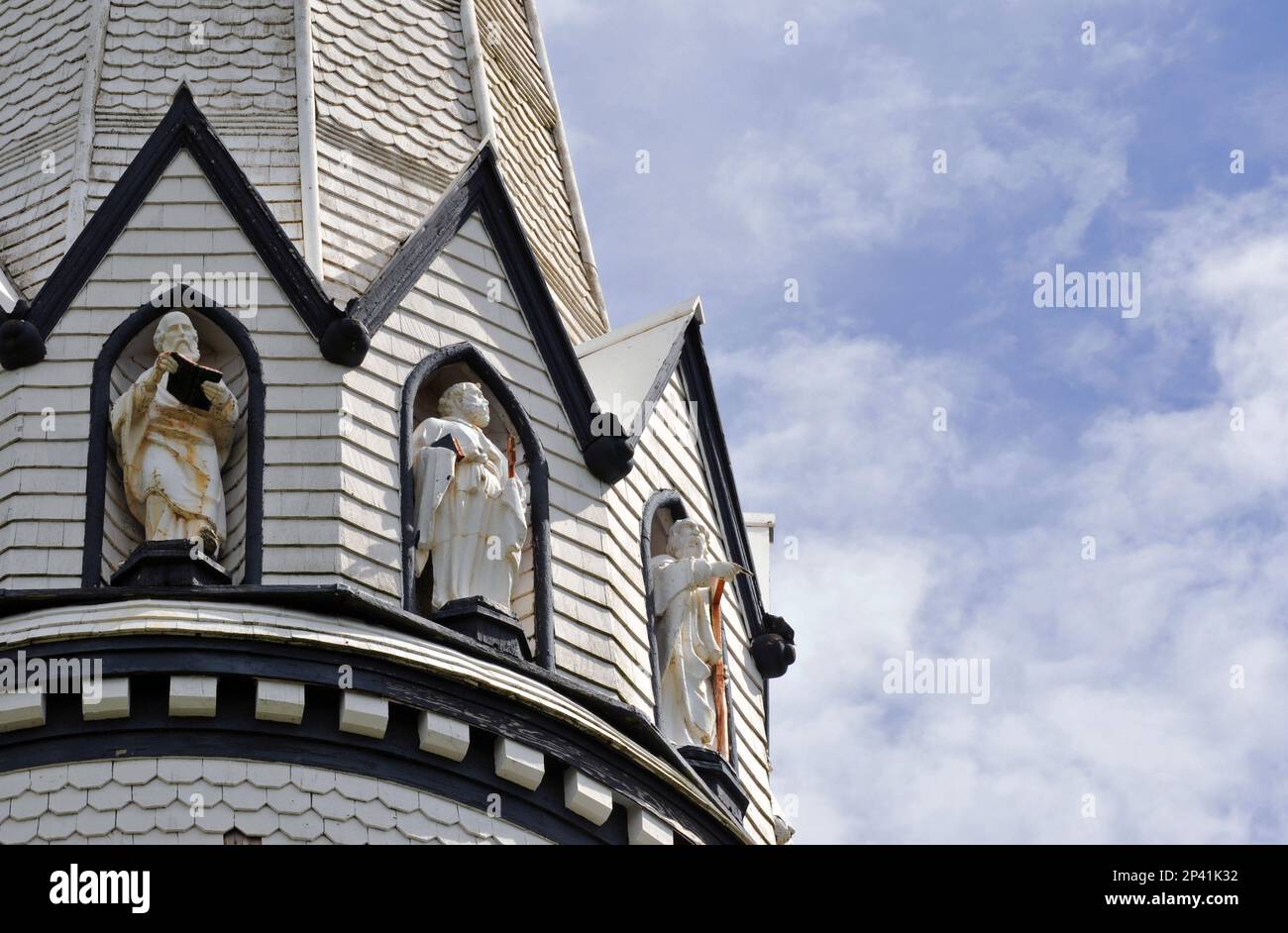 Les statues des apôtres sonnent la flèche circulaire du monument Saint Mary's Church, à Indian River, à l'Île-du-Prince-Édouard, abrite maintenant un festival de musique annuel. Banque D'Images