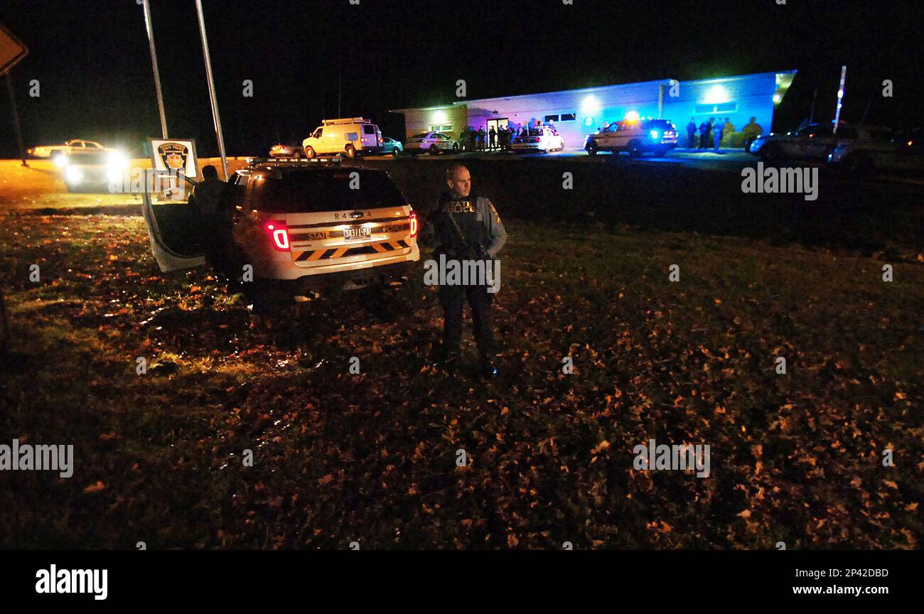 A Pennsylvania State Police Trooper stands guard in front of the Blooming Grove State Police barracks after suspected killer Eric Frein was captured and taken into custody at the barracks early Friday, Oct. 31, 2014, in Blooming Grove Township, Pennsylvania. (AP Photo / The Scranton Times-Tribune, Butch Comegys) Banque D'Images