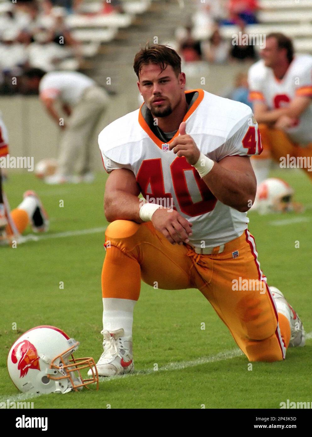 Circa 1996: Rookie Mike Alstott of the Tampa Bay Buccaneers waits to be introduced before the start of the game at Tampa Stadium in Tampa, Florida. (Sportswire via AP Images) Banque D'Images