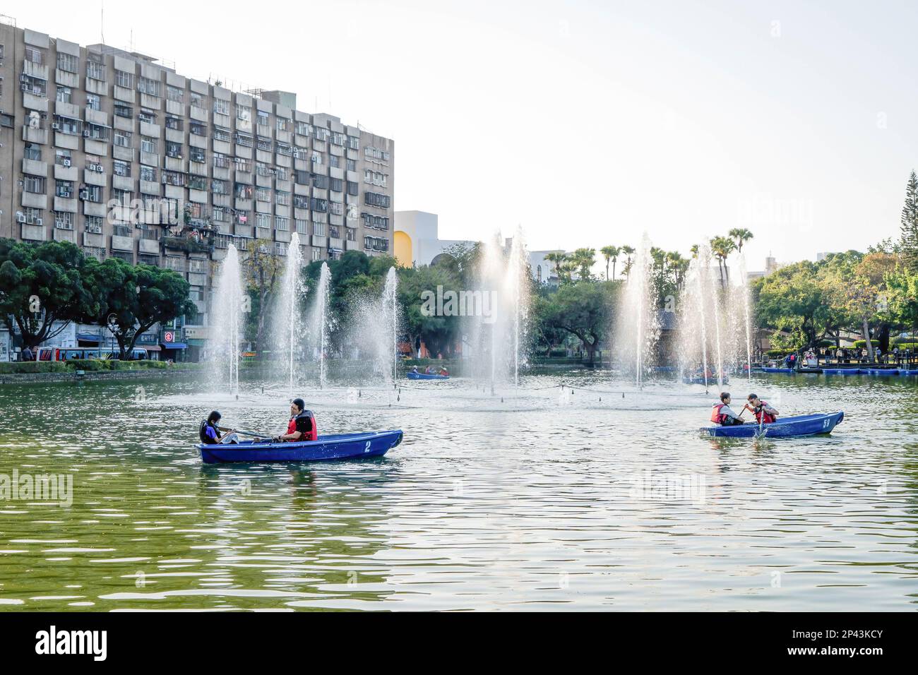 Les gens sont aux bateaux près d'une fontaine dans le parc de Taichung. La vie quotidienne à Taichung, la deuxième plus grande ville de Taïwan. Dans une tentative d'attirer davantage de touristes internationaux, le gouvernement taïwanais a récemment annoncé qu'il donnerait 5000 dollars taïwanais (environ 165 USD) dans le cadre d'un plan de relance pour aider à subventionner les voyages pour les touristes. Banque D'Images