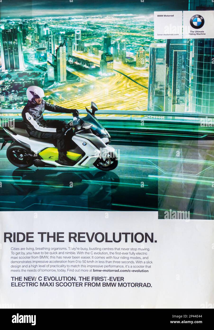 Publicité BMW Electric maxi scooter dans un magazine NatGeo juillet 2014 Banque D'Images