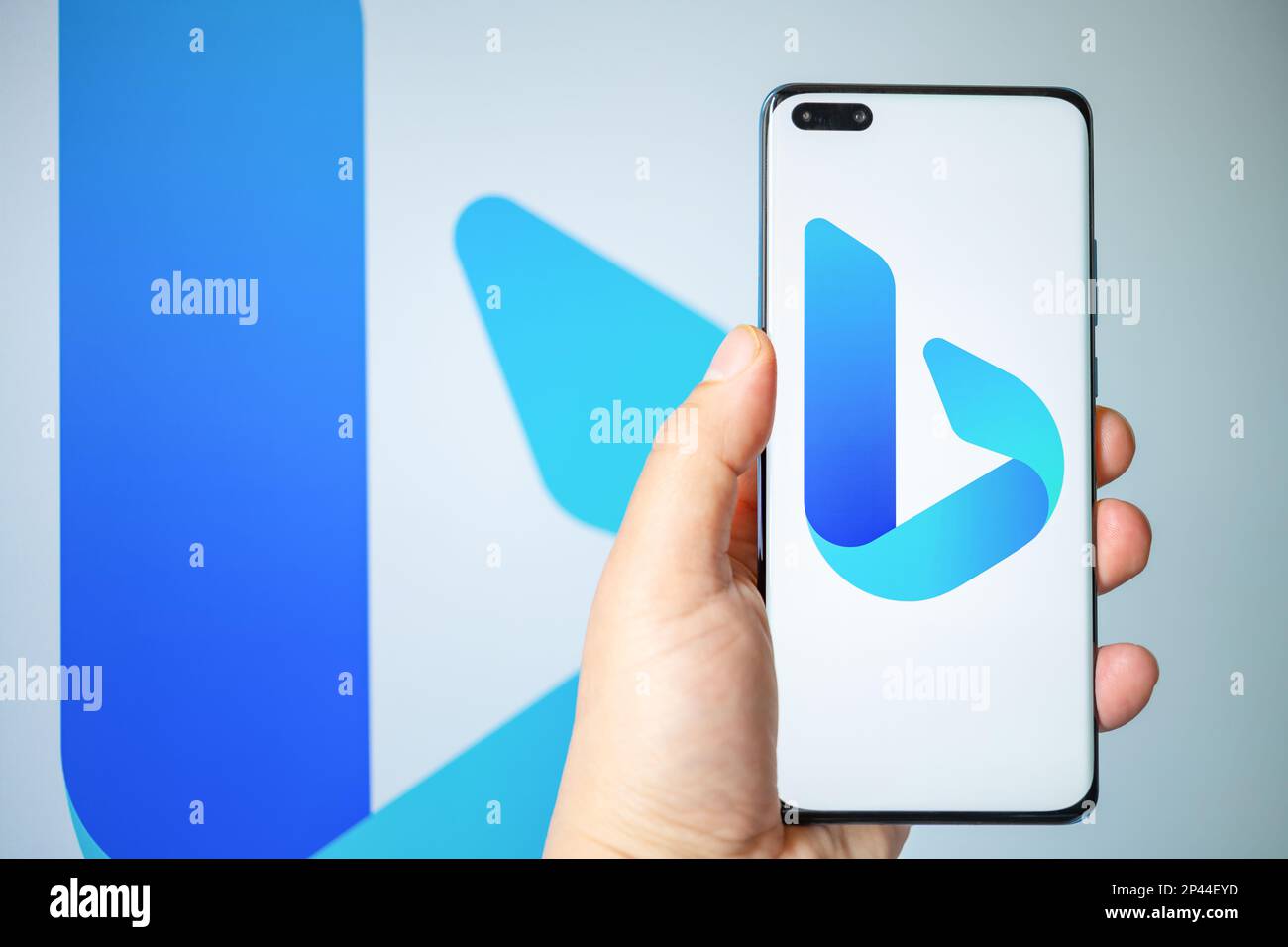 Zhongshan Chine-5 mars,2023:man tenant un mobile avec un nouveau logo Bing à la composition horizontale. Banque D'Images