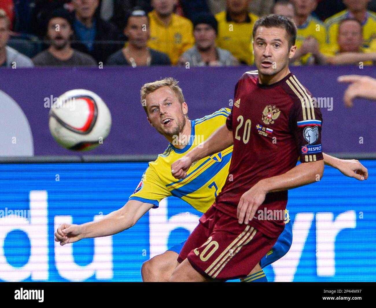 Sweden's Sebastian Larsson, left, fights for the ball with Russia's Viktor Fryzulin during the Euro 2016 qualification match at Friends Arena in Stockholm, Sweden, Thursday Oct. 9, 2014. (AP Photo/Fanni Olin Dahl) SWEDEN OUT Banque D'Images