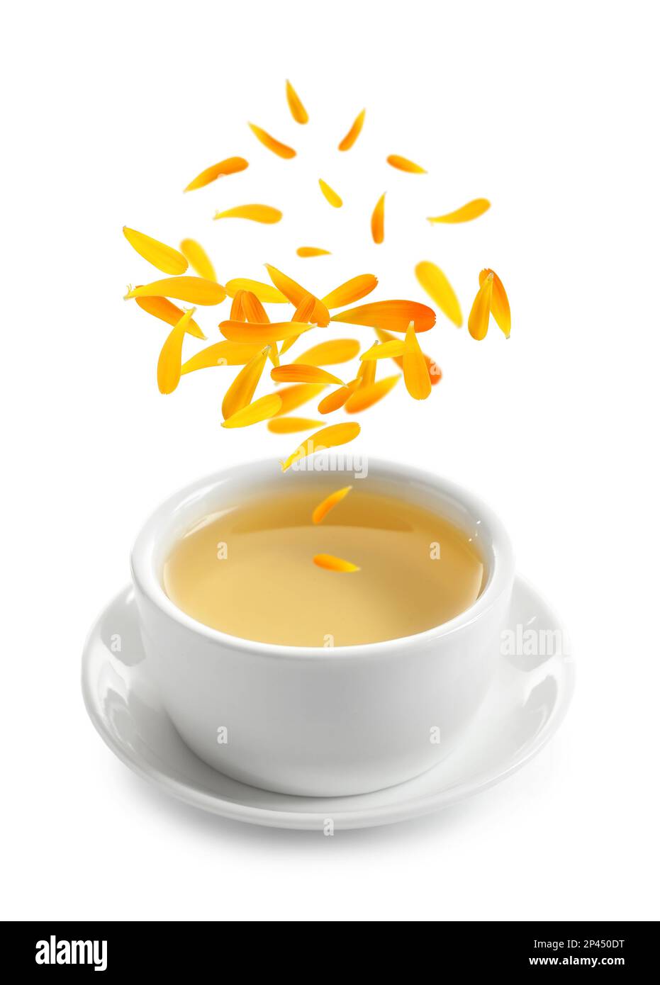 De magnifiques fleurs et pétales de calendula tombent dans une tasse de thé fraîchement préparé sur fond blanc Banque D'Images