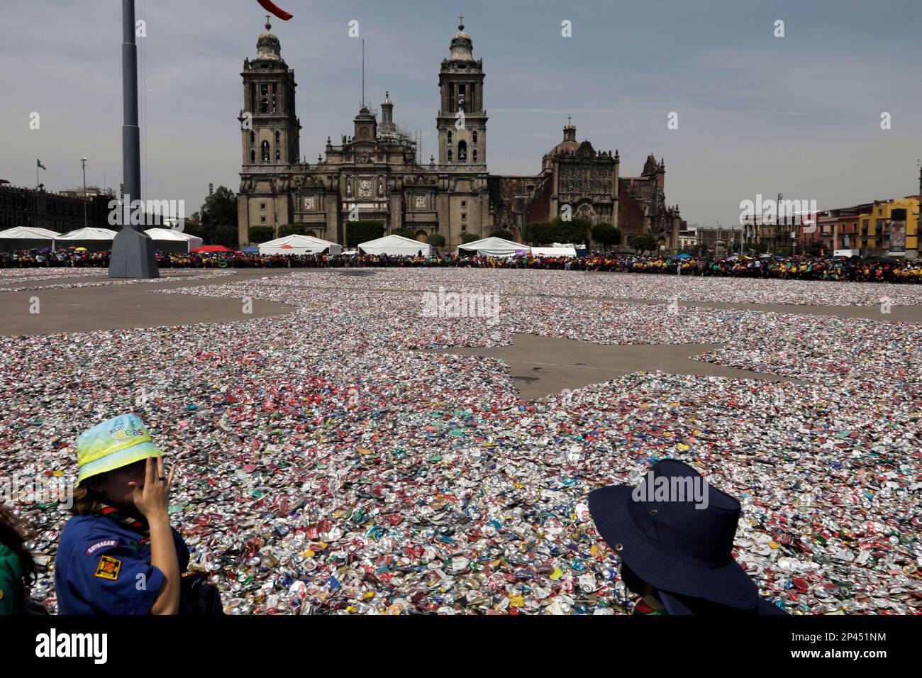 Mexico, Mexique. 5th mars 2023. Membres des Scouts du Mexique pendant la collecte de plus d'un million de cannettes et la formation de la plus grande fleur de lis au monde au Zocalo à Mexico, Mexique. Sur 5 mars 2023 à Mexico, Mexique (Credit image: © Luis Barron/eyepix via ZUMA Press Wire) USAGE ÉDITORIAL SEULEMENT! Non destiné À un usage commercial ! Banque D'Images