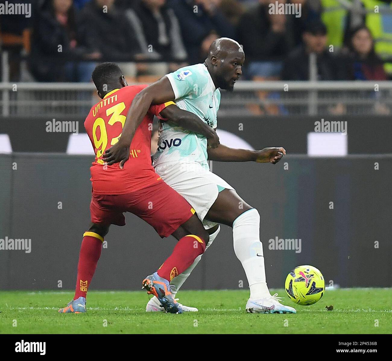 Milan, Italie. 5th mars 2023. Le Romelu Lukaku (R) du FC Inter rivalise avec Samuel Umtiti de Lecce lors d'un match de football entre le FC Inter et Lecce à Milan, en Italie, sur 5 mars 2023. Credit: STR/Xinhua/Alay Live News Banque D'Images