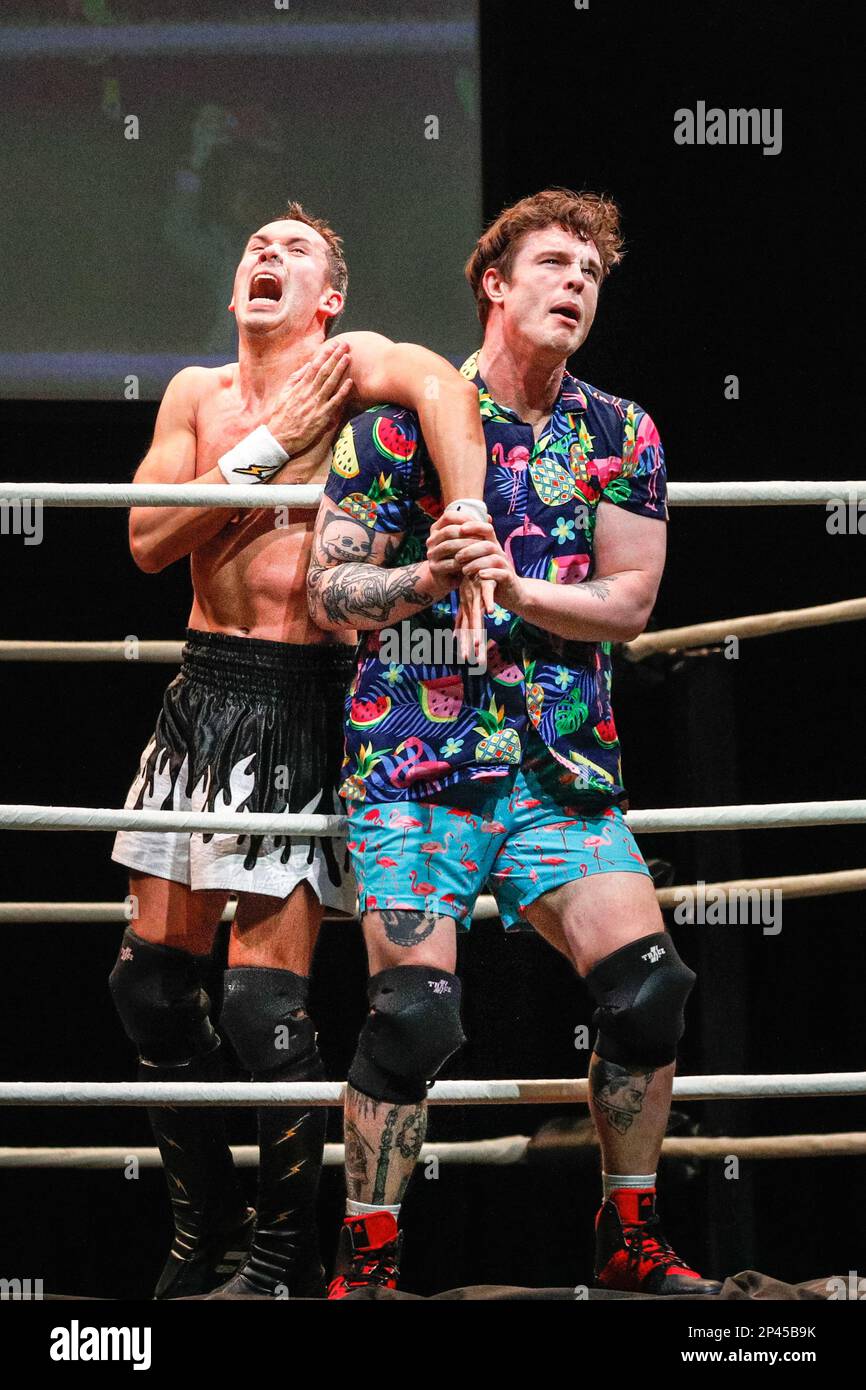 Londres, Royaume-Uni, 05th mars 2023. Ed Gamble prend un pro. « The Wrestling » de « Max and Ivan » voit des comédiens bien connus se transformer en lutteurs avec de vrais pros. Juste pour rire Londres, dans son année inaugurale, se déroule sur les lieux du O2 du 2 au 5 mars 2023. Les comédiens et les pros participant au ring sont : Rachel Parris, Jazz EMU, Flo & Joan, Nick Helm, Suzi Ruffell, Aisling Bea, Iain Stirling, Nish Kumar, Matthew Crosby, Olga Koch, Rosie Jones, Greg Davies, Rishi Ghosh, Mark Silcox, Ray Badran, Frères et sœurs, Nina Samuels, Sarah Keyworth, Rachel WD, Ruby Clyde, Ed Gamble, Levi Muir, Max Olesker, Ivan Gonzal Banque D'Images