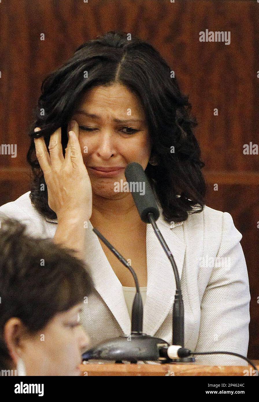 Evette Toney, the girlfriend of Dr. George Blumenschein, wipes tears as she talks about her miscarriage as she gives her testimony during the trial of Dr. Ana Maria Gonzalez-Angulo, the cancer doctor accused of poisoning the coffee of a lover, in the 248th State District Court, Monday, Sept. 22, 2014, in Houston. (AP Photo/Houston Chronicle, Karen Warren) Banque D'Images