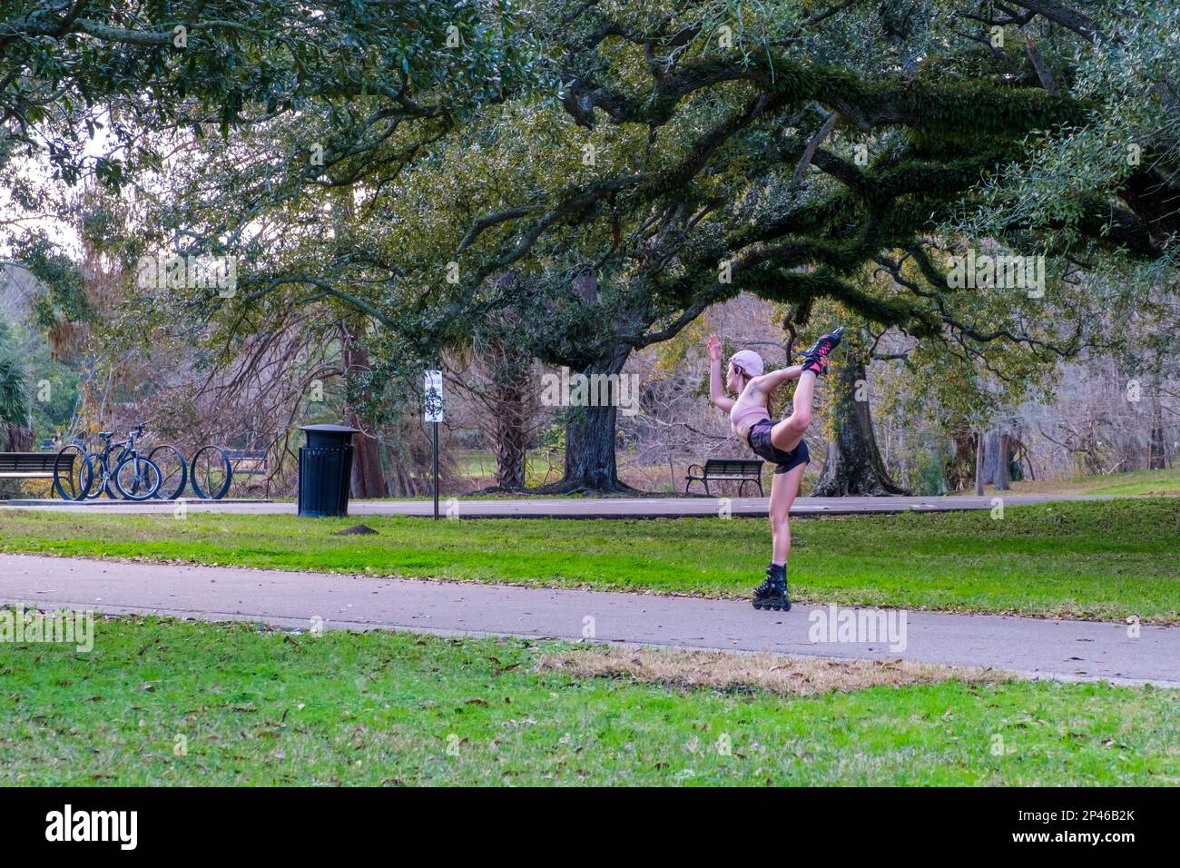 NEW ORLEANS, LA, États-Unis - 11 JANVIER 2023 : patineuse à roulettes féminine douée travaillant sur une routine dans le parc Audubon Banque D'Images