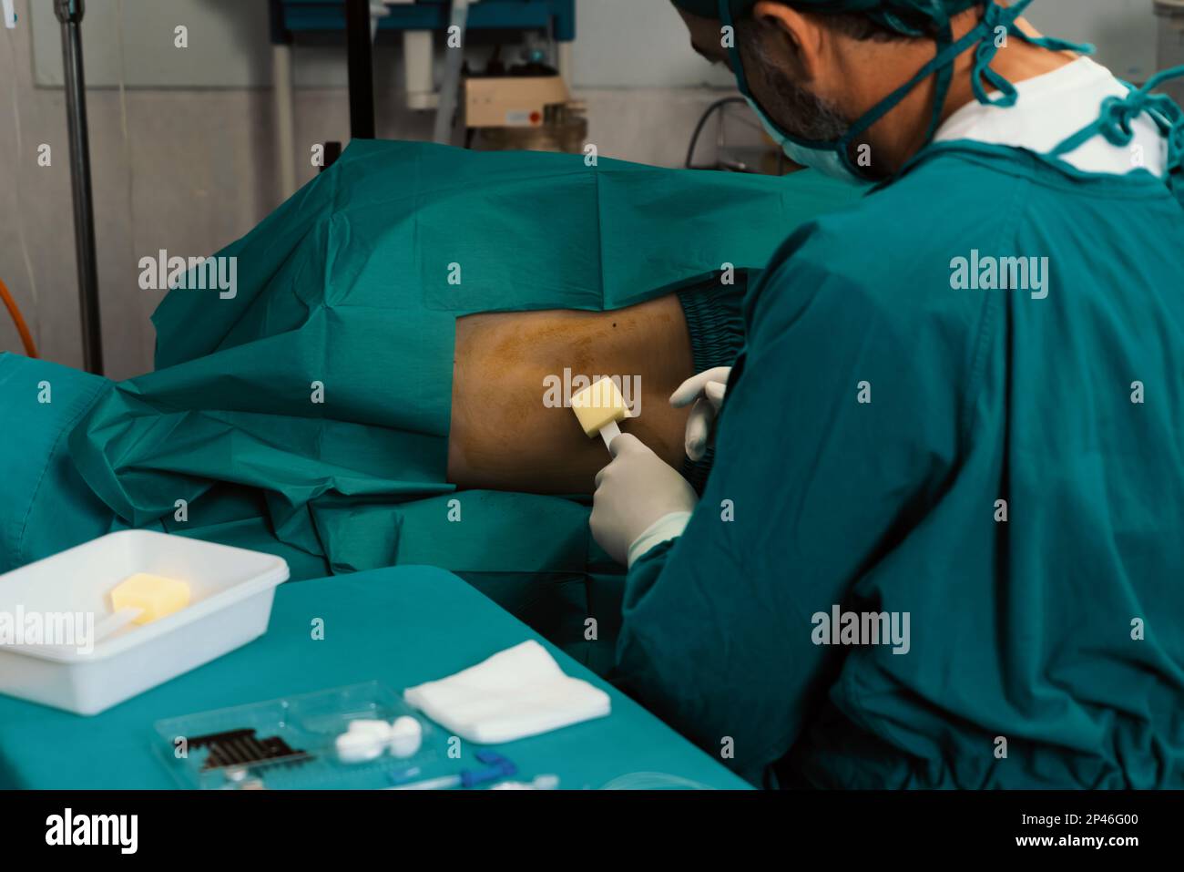 Médecin ou chirurgien appliquez de la bétadine au patient pour une injection d