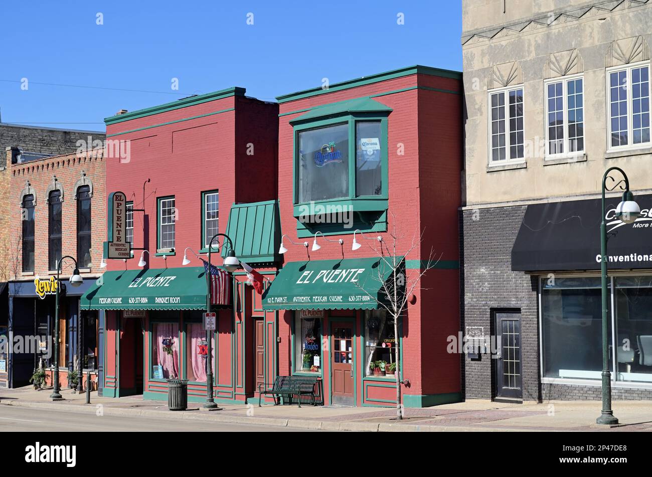 St. Charles, Illinois, États-Unis. Quelques façades de bâtiments colorées sur une rue vide dans une petite communauté de l'Illinois. Banque D'Images