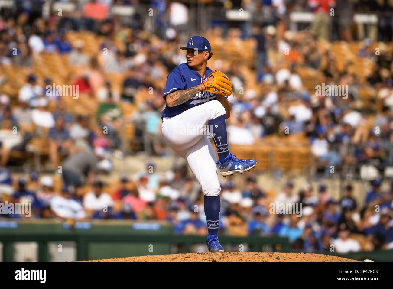 Victor Gonzalez (81), lanceur des Dodgers de Los Angeles, lance contre les White Sox de Chicago dans la septième manche d'un match de baseball d'entraînement de printemps de la MLB au Camelback Ranch de Phoenix, dimanche 5 mars 2023, à Phoenix, AZ. Les Dodgers ont battu les White Sox 8-4. (Thomas Fernandez /image du sport) Banque D'Images