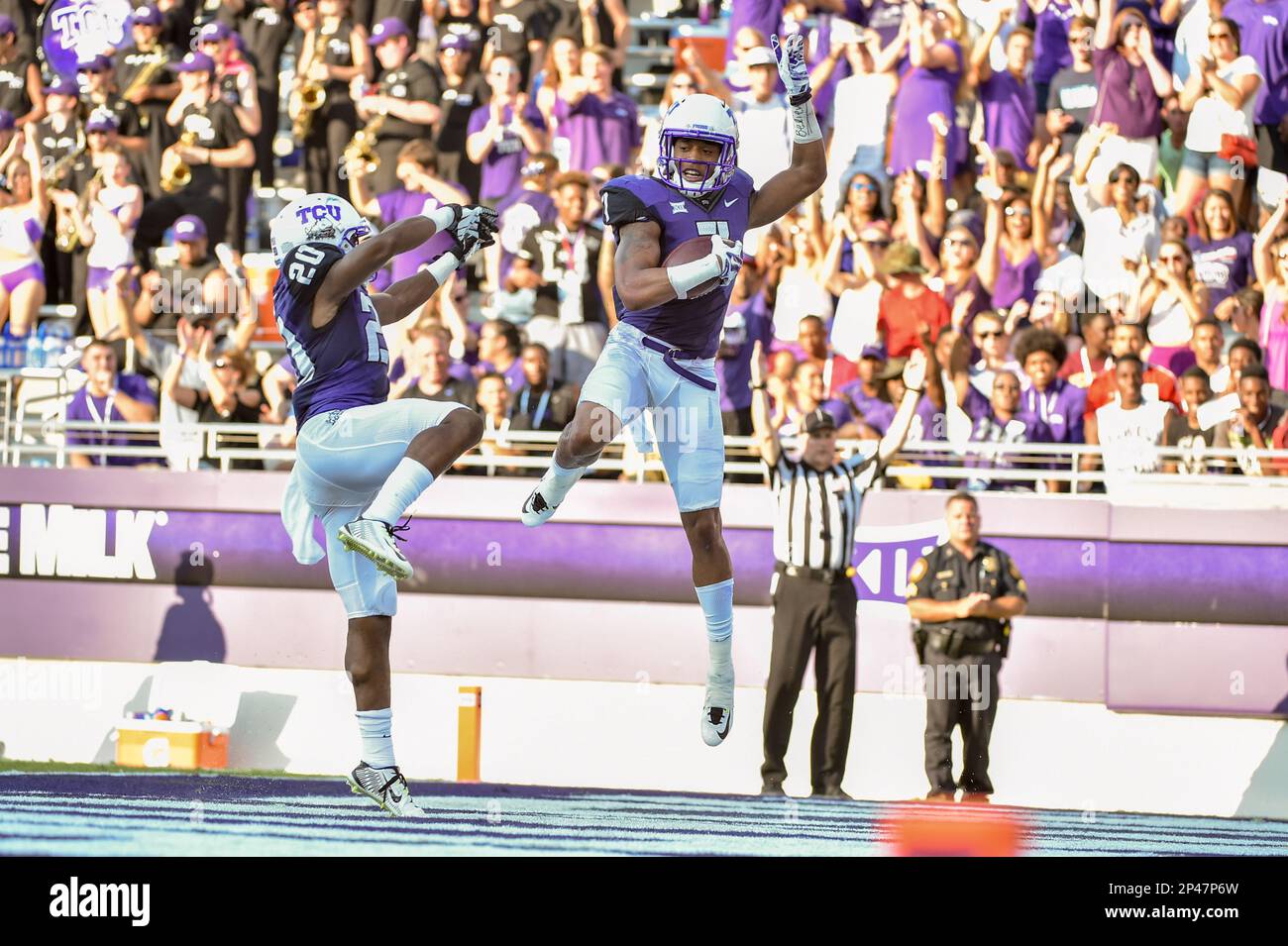 August 30th, 2014: .TCU Horned Frogs wide receiver Kolby Listenbee (7) celebrates with teammate TCU Horned Frogs wide receiver Deante' Gray (20) after he gets a touchdown in an NCAA football game between the Samford Bulldogs and the TCU Horned Frogs at Amon G. Carter Stadium in Fort Worth, Texas. .TCU wins 48-14. (Cal Sport Media via AP Images) Banque D'Images