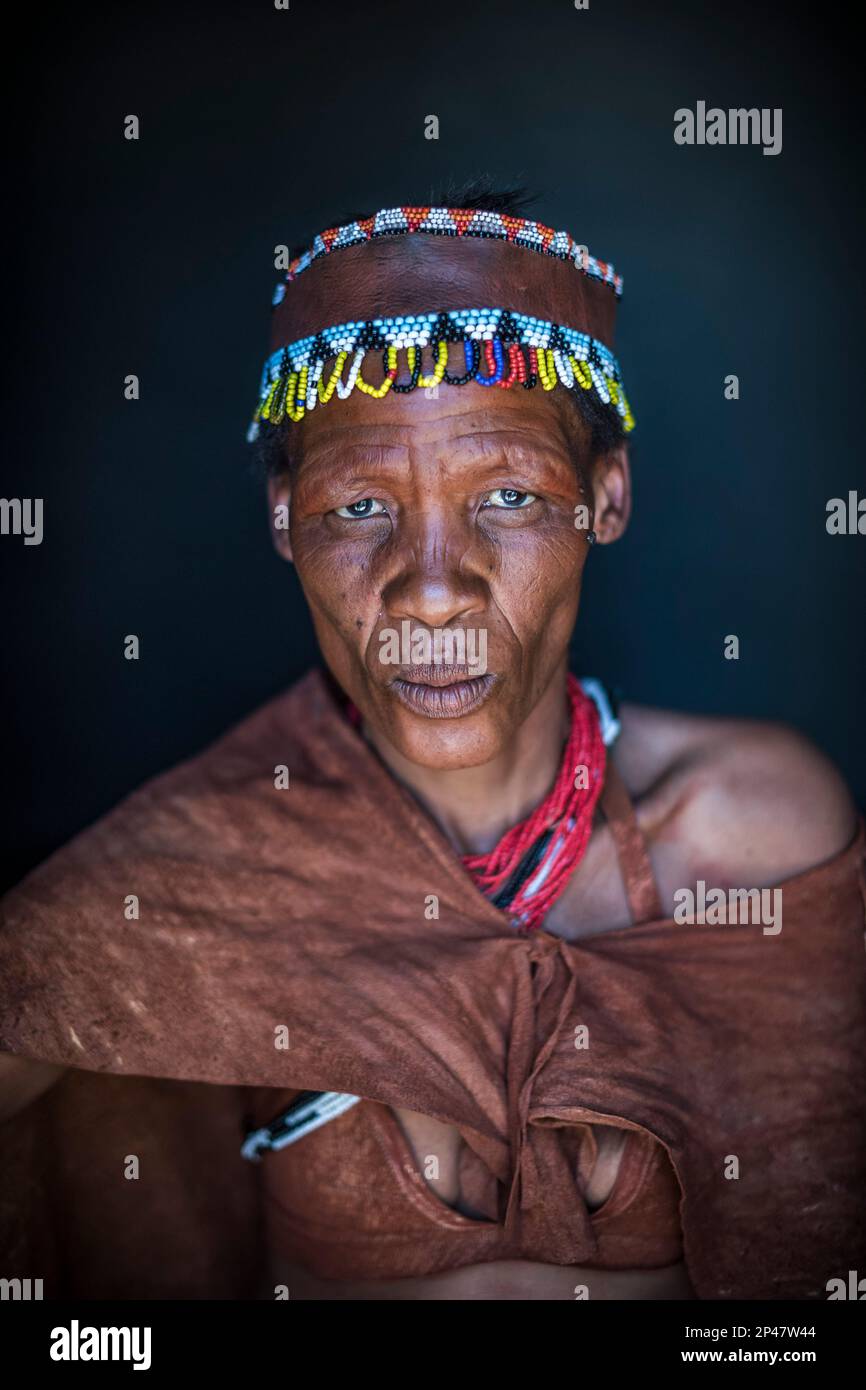 Afrique, Botswana, désert de Kalahari. Portrait d'un chasseur-diviseur du peuple !Kung, une partie de la tribu San au Botswana. Banque D'Images
